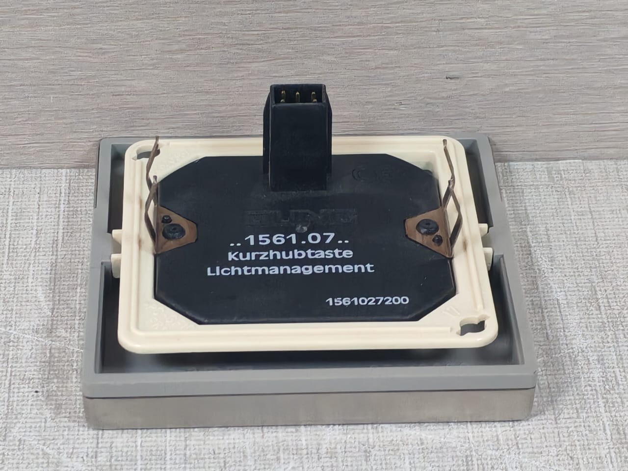 JUNG ES 1561.07 F JUNG ES 1561.07 F Short-Stroke button with Radio Receiver 8