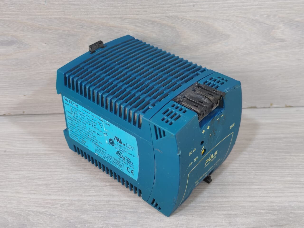PULS ML95.100 PULS ML95.100 POWER SUPPLY 100-120/220-240 VAC 2.1/1A 10