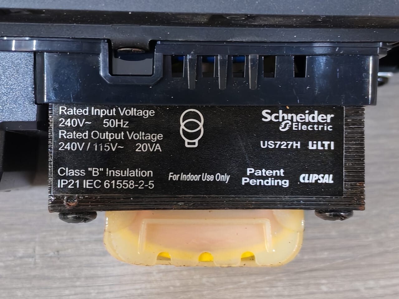 Schneider Electric US727H XCG Schneider US727H XCG ULTI Shaver Socket Champagne Gold 110-240 VAC 3