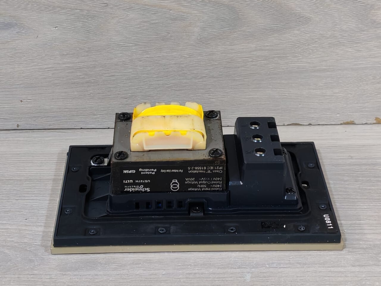 Schneider Electric US727H XCG Schneider US727H XCG ULTI Shaver Socket Champagne Gold 110-240 VAC 6