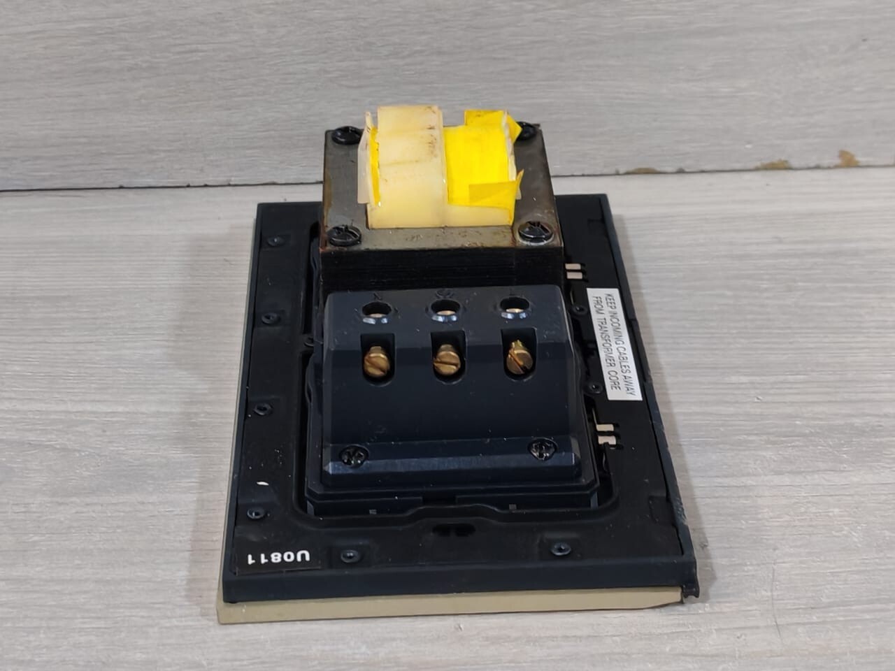 Schneider Electric US727H XCG Schneider US727H XCG ULTI Shaver Socket Champagne Gold 110-240 VAC 8