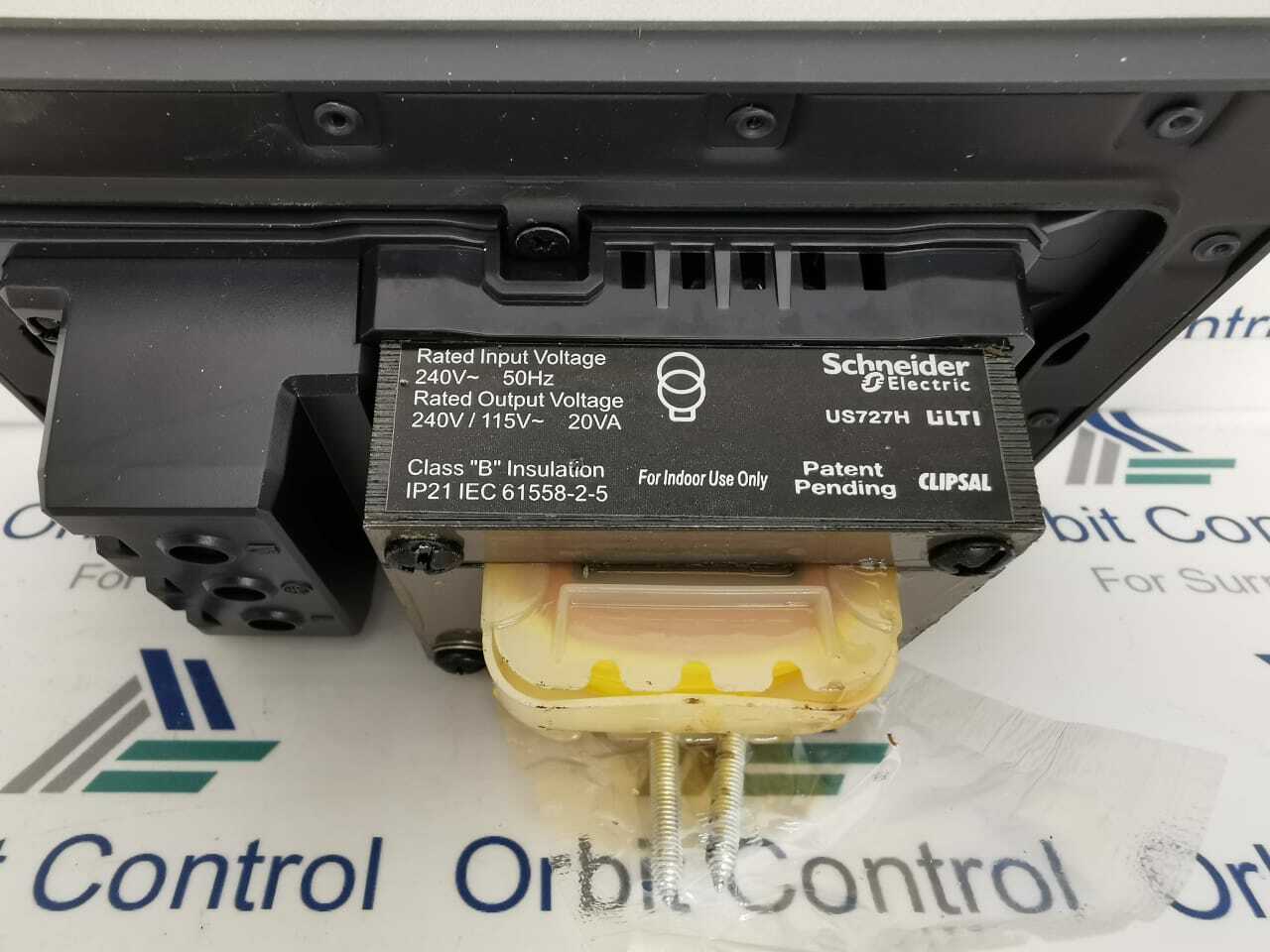 Schneider Electric US727H XBS Schneider US727H XBS ULTI Shaver Socket Champagne Silver 110-240 VAC 3