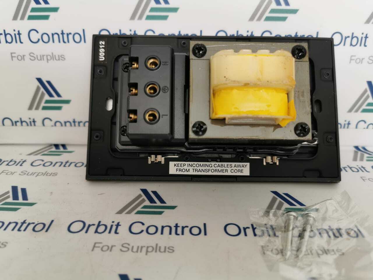 Schneider Electric US727H XBS Schneider US727H XBS ULTI Shaver Socket Champagne Silver 110-240 VAC 5