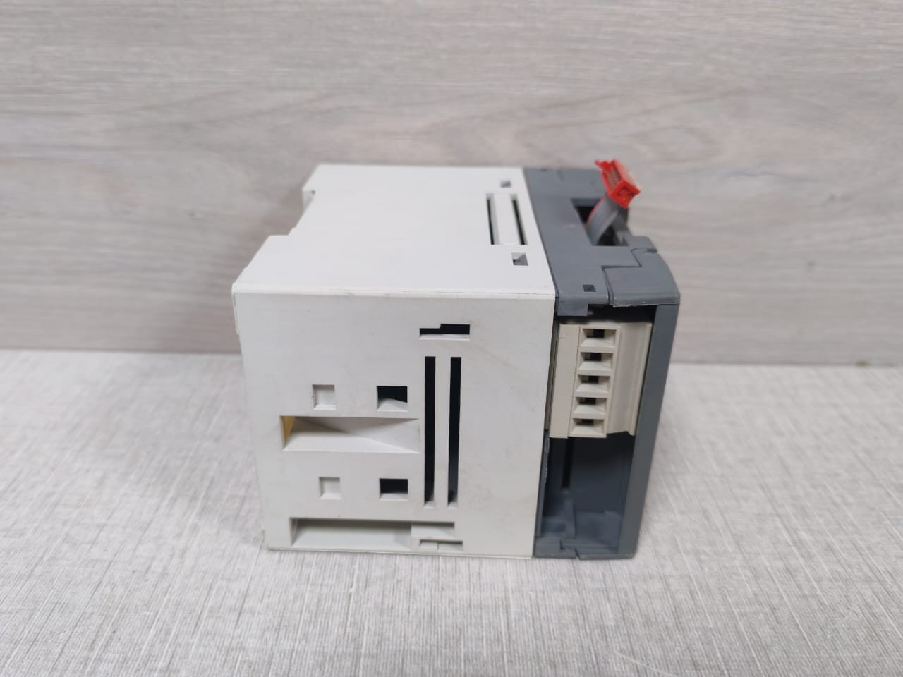 ABB 1SBP260101R1001 ABB XO08R1-A02 Extension Module 1SBP260101R1001 8 RELAY OUTPUTS 2A 5