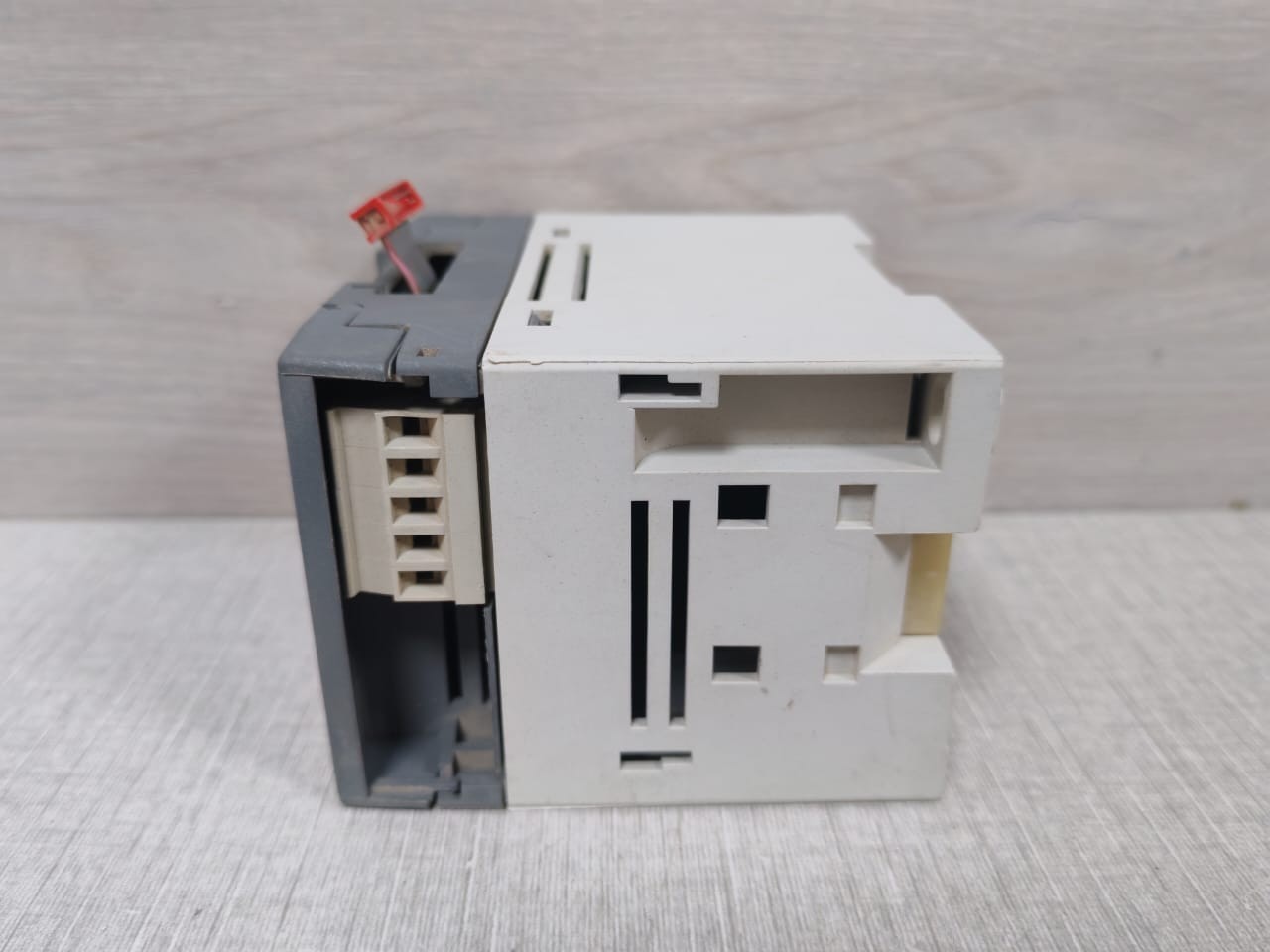 ABB 1SBP260101R1001 ABB XO08R1-A02 Extension Module 1SBP260101R1001 8 RELAY OUTPUTS 2A 6