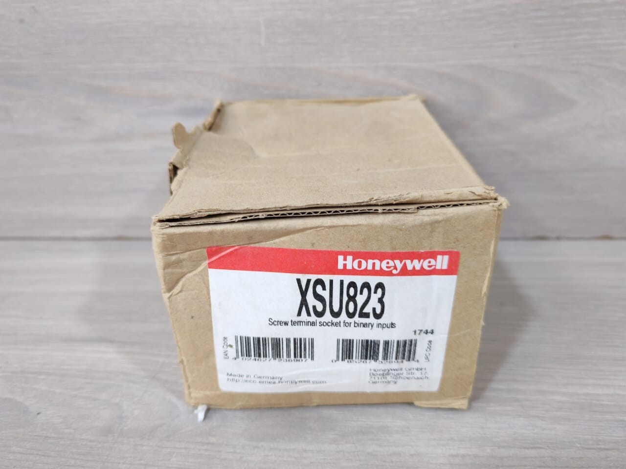 Honeywell XSU823 Honeywell XSU823 Screw terminal socket for binary inputs- WITH OLD STOCK BOX 6
