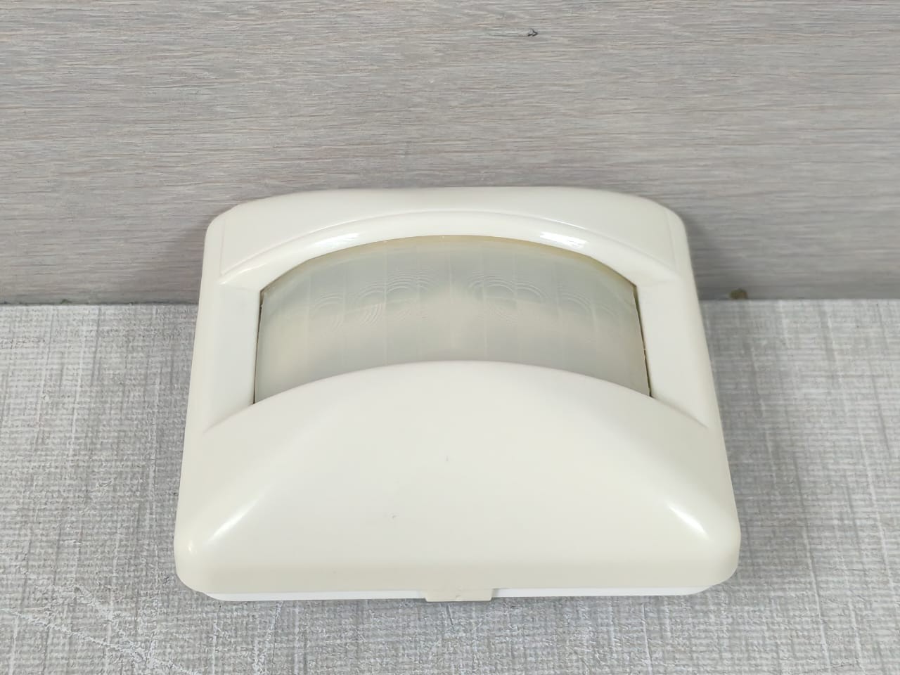 Jung 1180-WU JUNG 1180WU Automatic Universal Switch 2