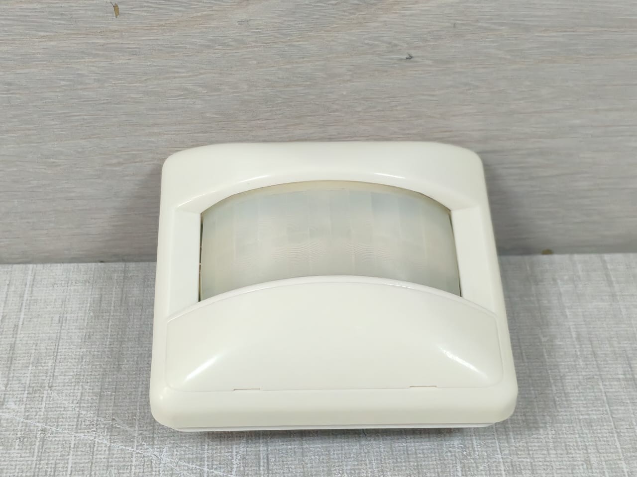 Jung 1180-WU JUNG 1180WU Automatic Universal Switch 3