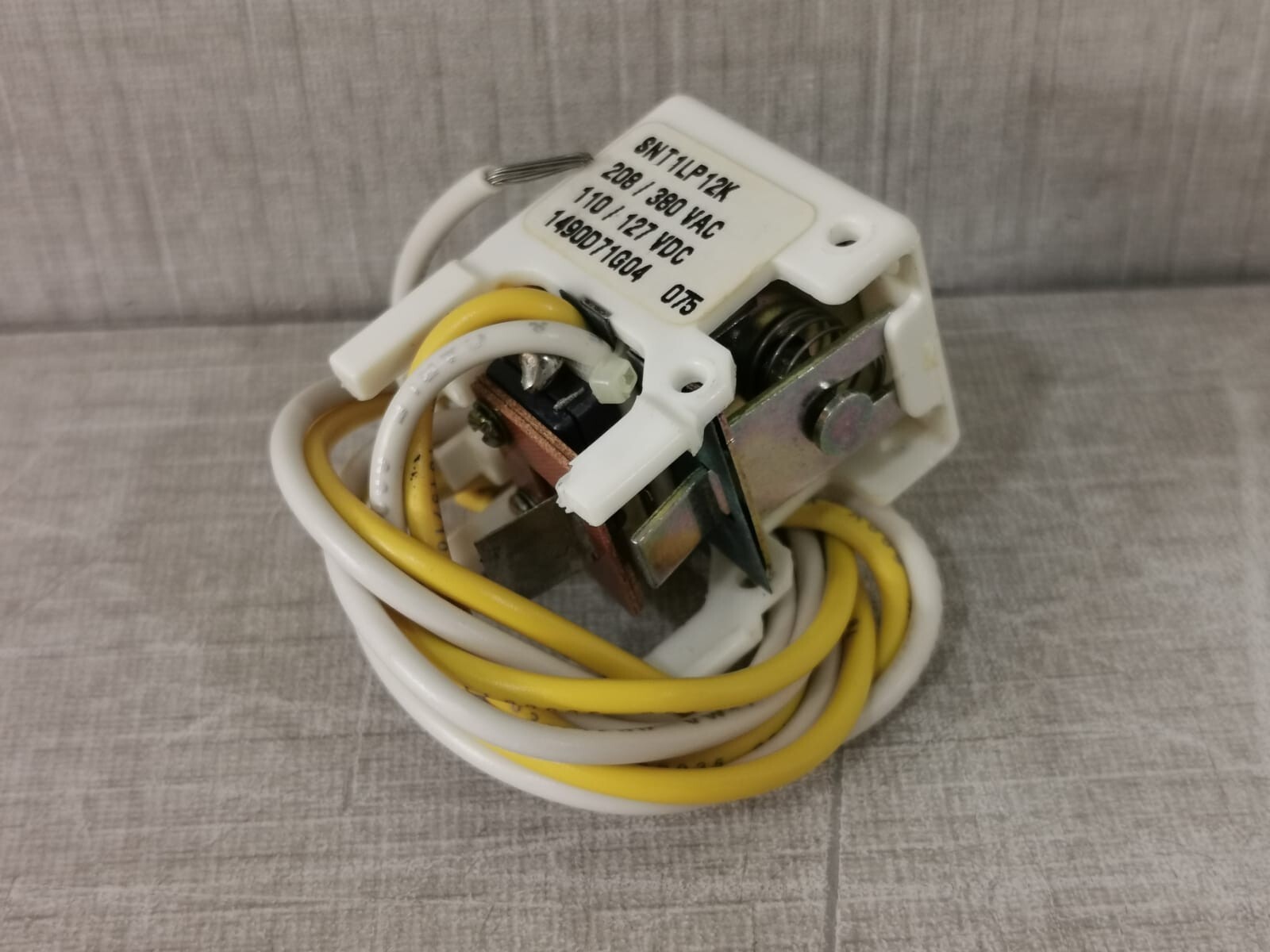 Eaton 1490D71G04 EATON SNT1LP12K SHUNT TRIP FOR CUTLER-HAMMER SER.C TYPE F-BREAKER 1490D71G04 4