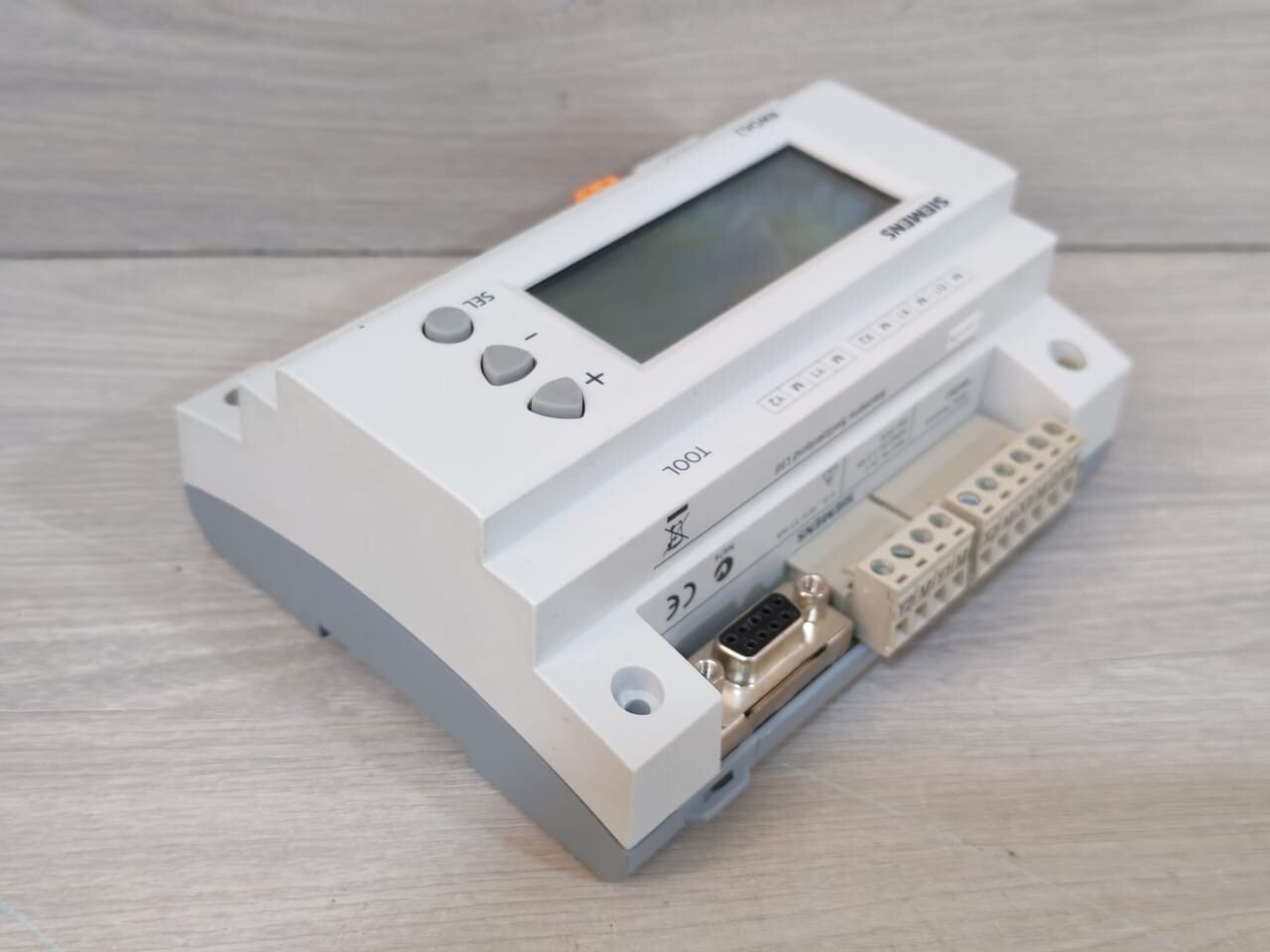 Siemens RWD62 SIEMENS RWD62 HVAC HUMIDITY CONTROLLER 9