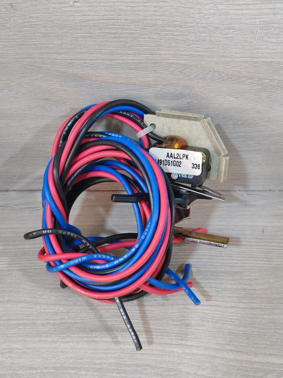EATON/CUTLER-HAMMER 1491D51G02 EATON/CUTLER-HAMMER AAL2LPK/JAUAL1 AL/LO &AUX.SW.SER.C TYPE J-BREAKER 1491D51G02 2