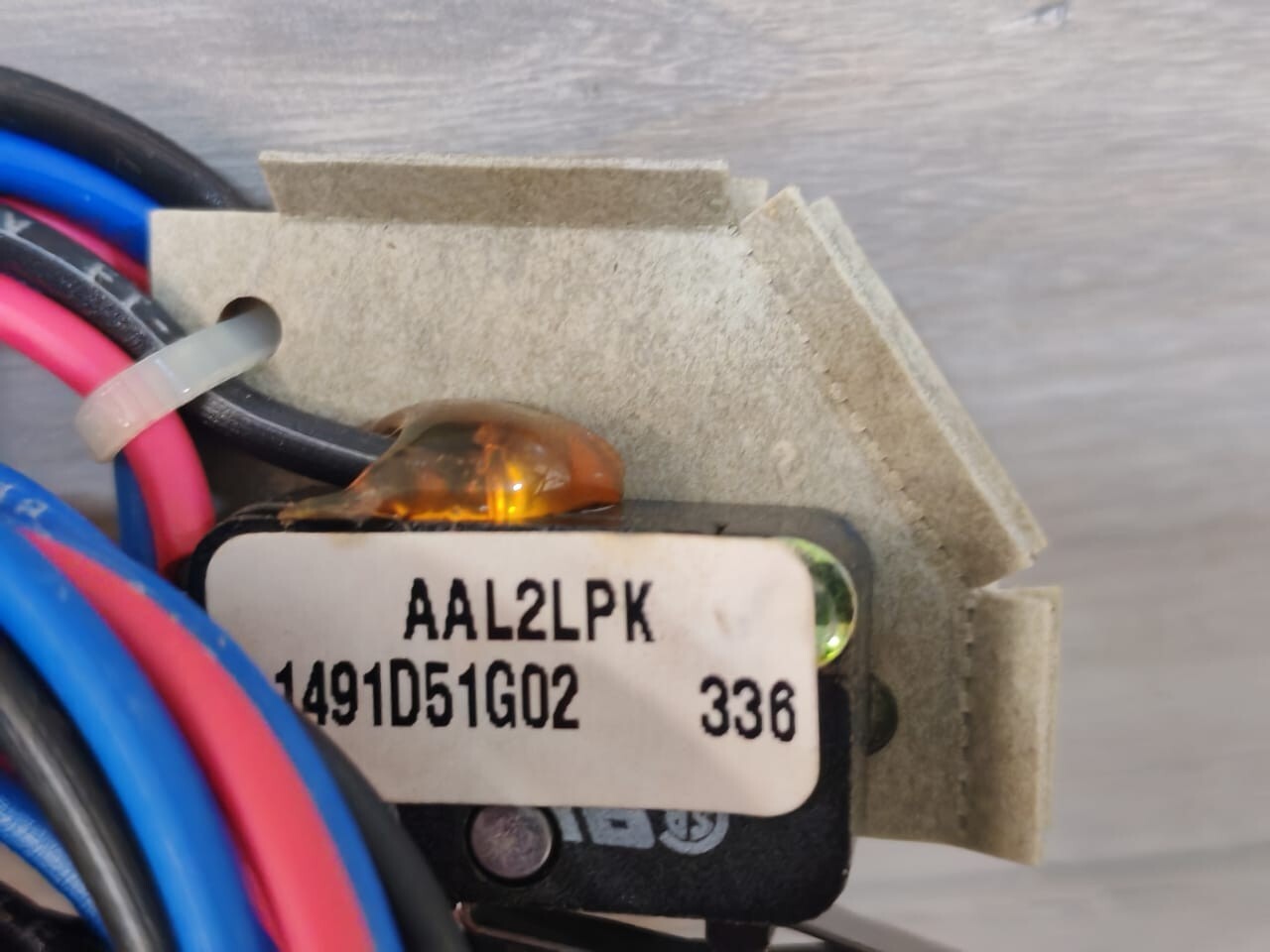EATON/CUTLER-HAMMER 1491D51G02 EATON/CUTLER-HAMMER AAL2LPK/JAUAL1 AL/LO &AUX.SW.SER.C TYPE J-BREAKER 1491D51G02 3