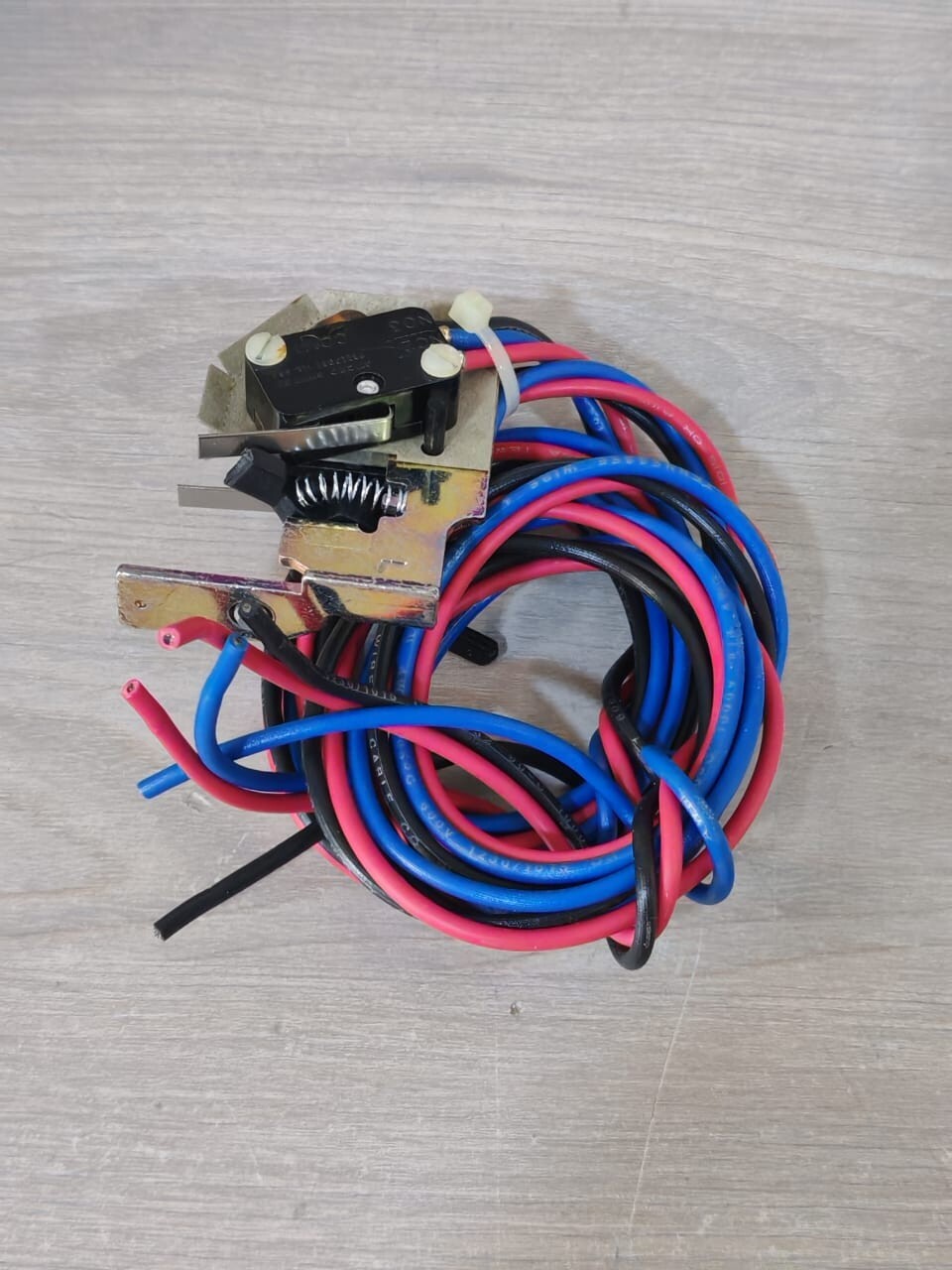 EATON/CUTLER-HAMMER 1491D51G02 EATON/CUTLER-HAMMER AAL2LPK/JAUAL1 AL/LO &AUX.SW.SER.C TYPE J-BREAKER 1491D51G02 8