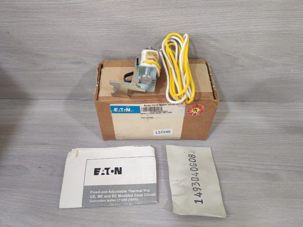 EATON LST240 SHUNT TRIP SNT4LP11K 110/240 VAC 1493D40G08- W/ FILTHY BOX