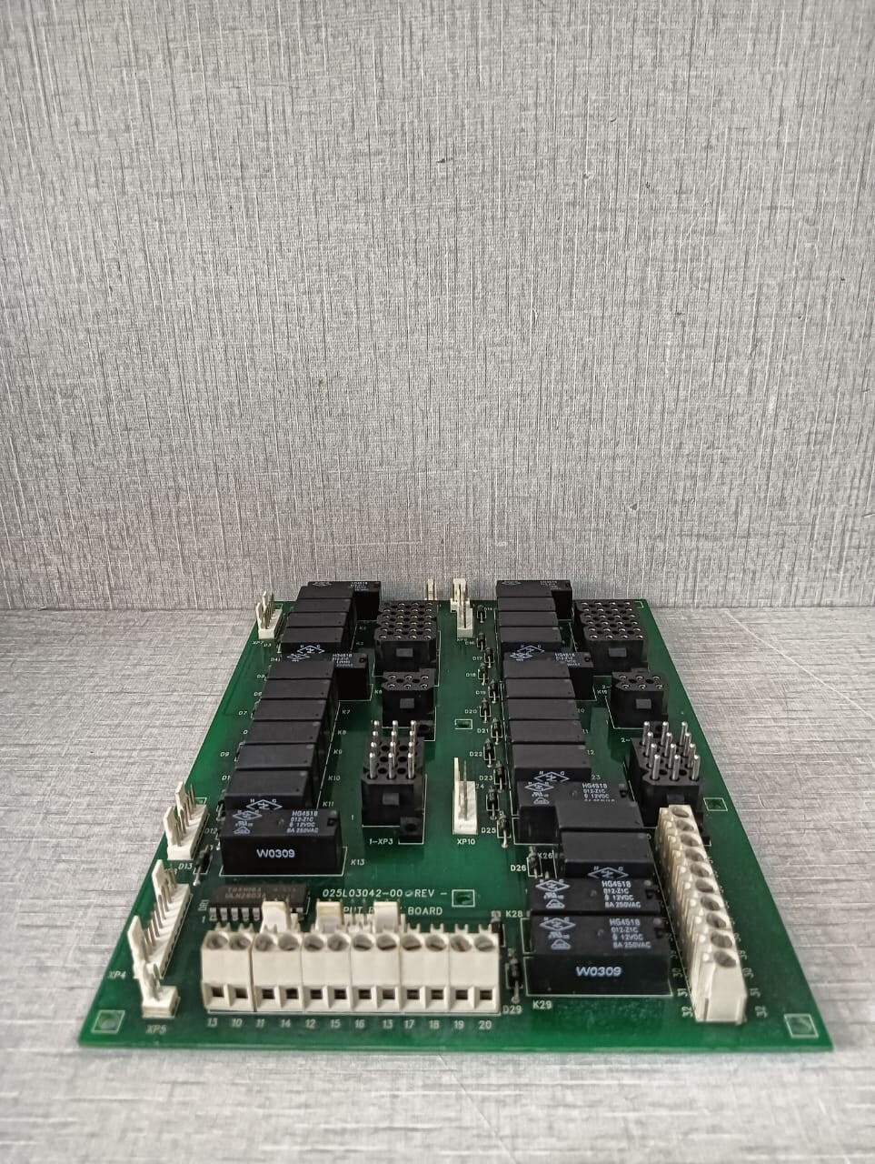 York 025L03042-00 YORK 025L03042-00 REV A OUTPUT RELAY BOARD 3