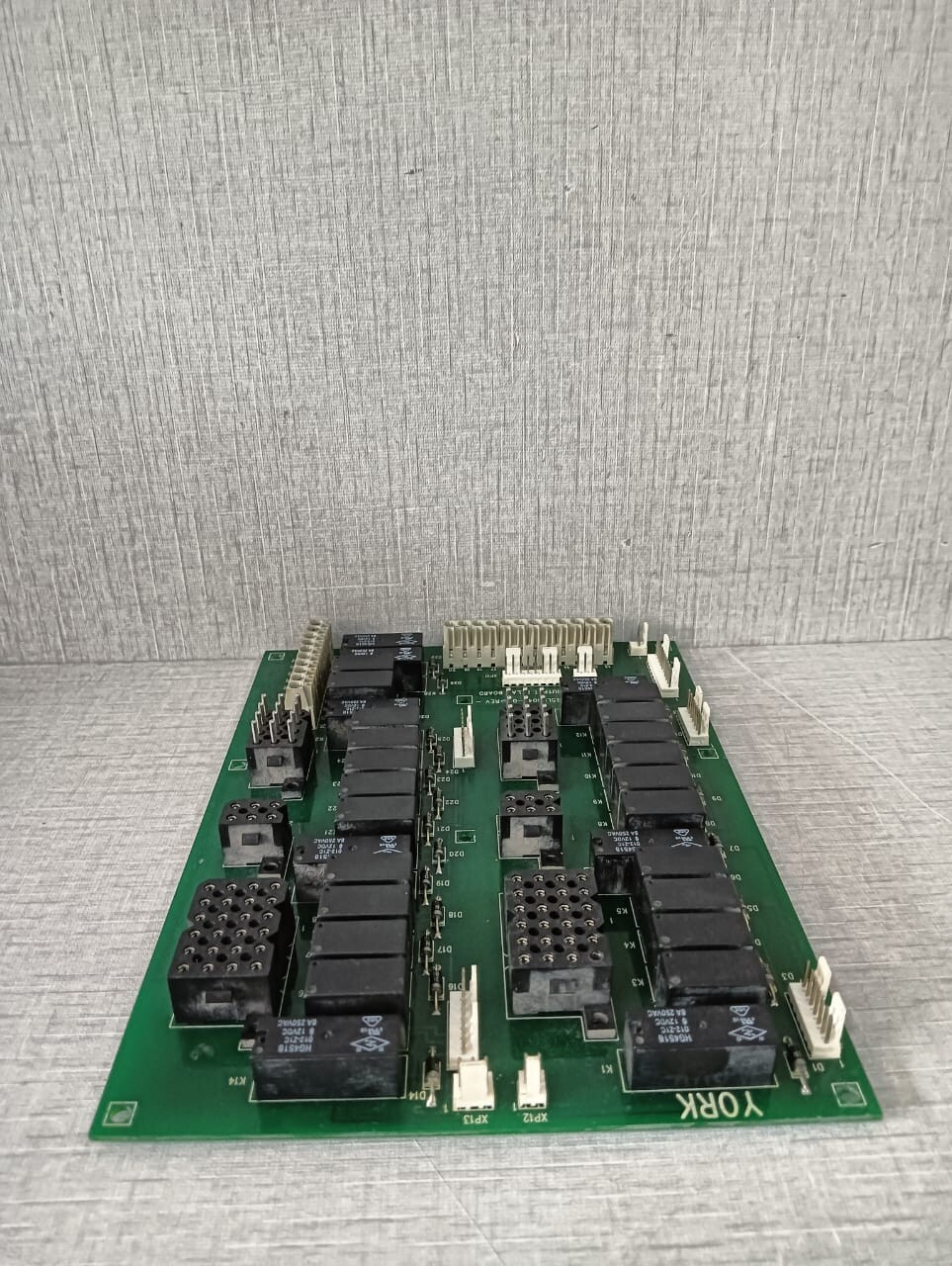 York 025L03042-00 YORK 025L03042-00 REV A OUTPUT RELAY BOARD 4