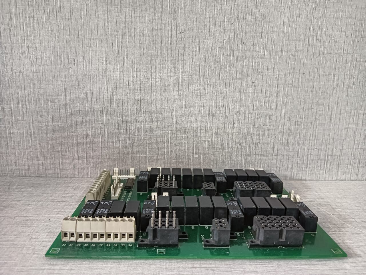 York 025L03042-00 YORK 025L03042-00 REV A OUTPUT RELAY BOARD 6