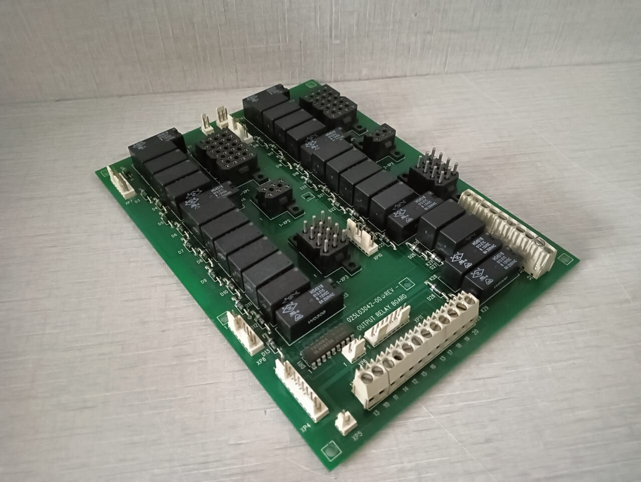 York 025L03042-00 YORK 025L03042-00 REV A OUTPUT RELAY BOARD 9