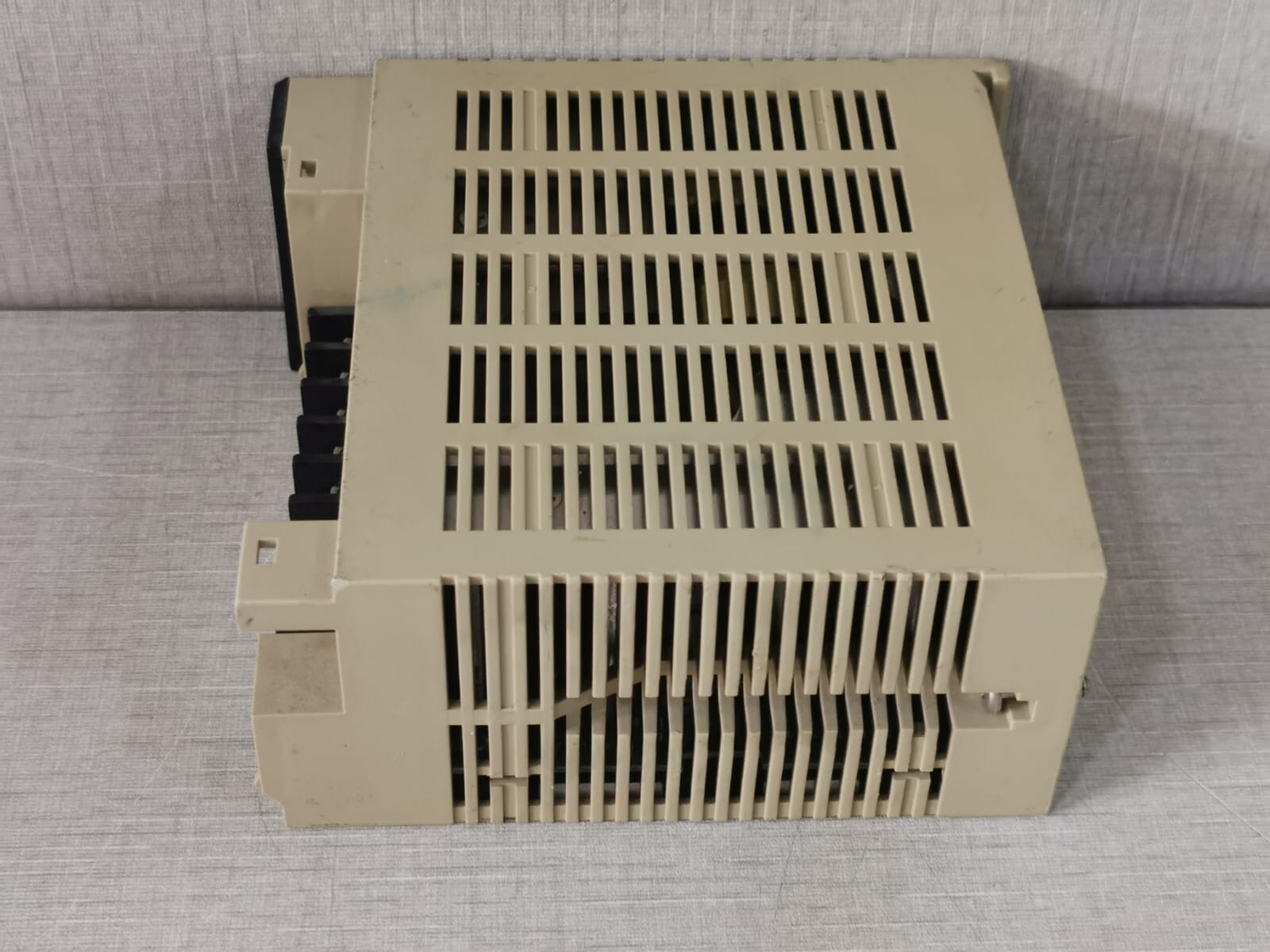 Omron PA207R OMRON CS1D-PA207R POWER SUPPLY UNIT - Missing Front Cover & 9