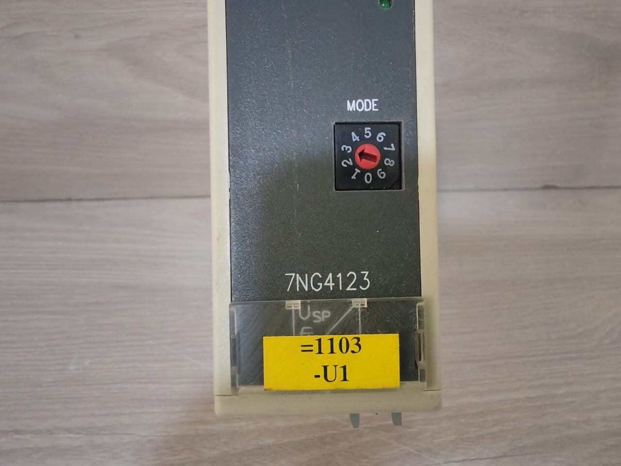 Siemens 7NG 4123-1BN00 SIEMENS 7NG 4123-1BN00 ISOLATING POWER SUPPLY MODULE 2