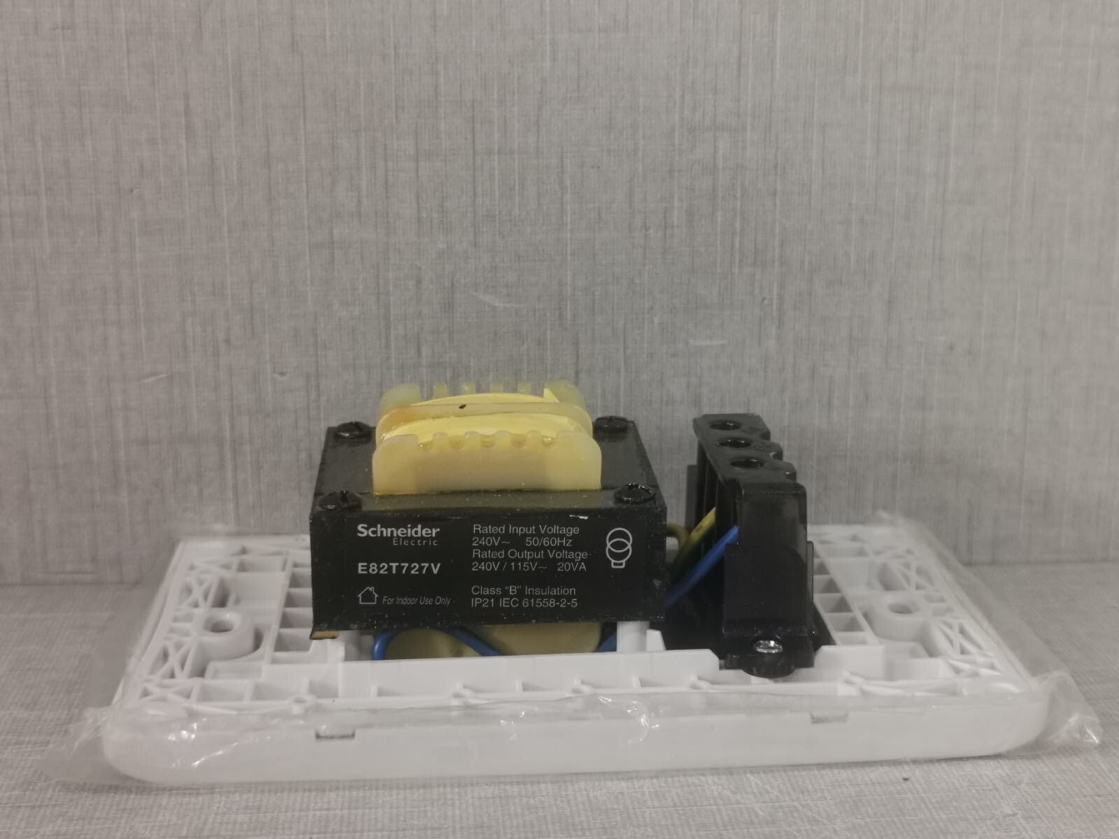 Schneider Electric E82T727V Schneider Electric E82T727V Universal Shaver Unit 8