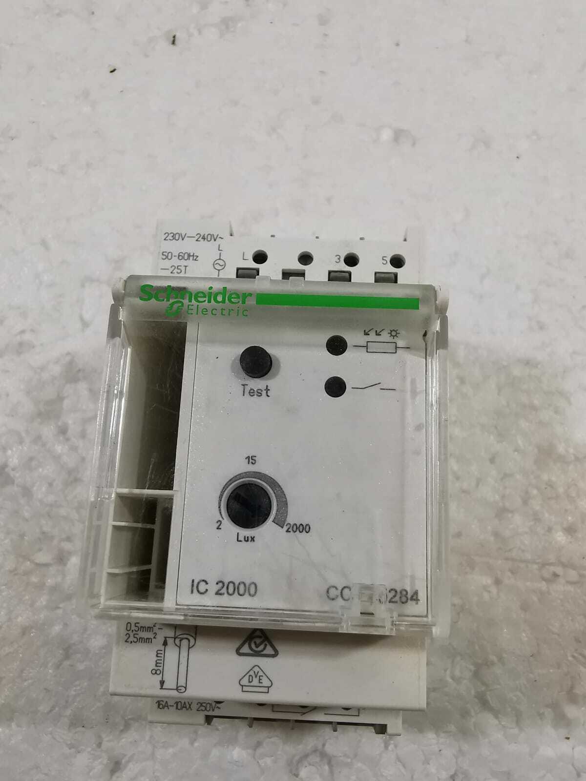 Schneider Electric CCT15284 Schneider Electric CCT15284 Switch 2