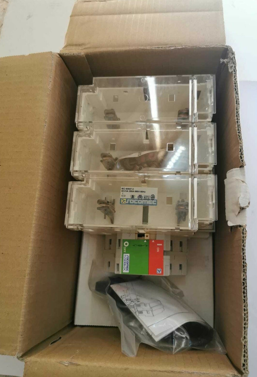 SOCOMEC FHP2B04 / FHP2 / F2H** SOCOMEC IEC 60947-3 / 36297901 AC23A 690V-50HZ Fuse Isolater Switch 4
