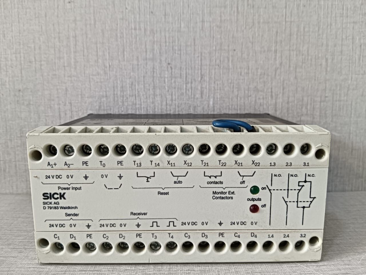 SICK LCUX1-400 LIGHT CURTAIN SAFETY RELAY