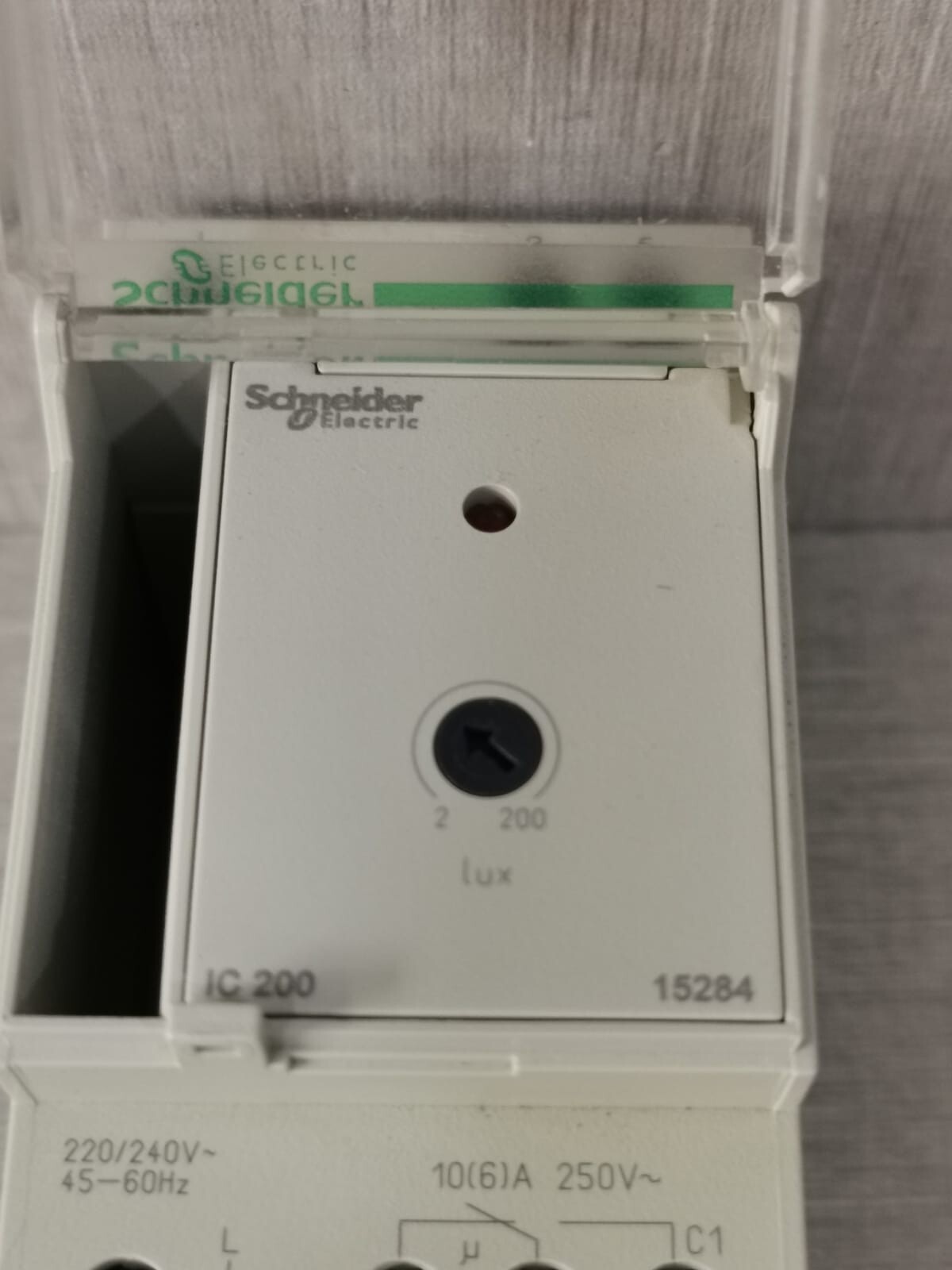 Schneider Electric 15284 Schneider Electric 15284 Switch 230W 2300A 800VA 2