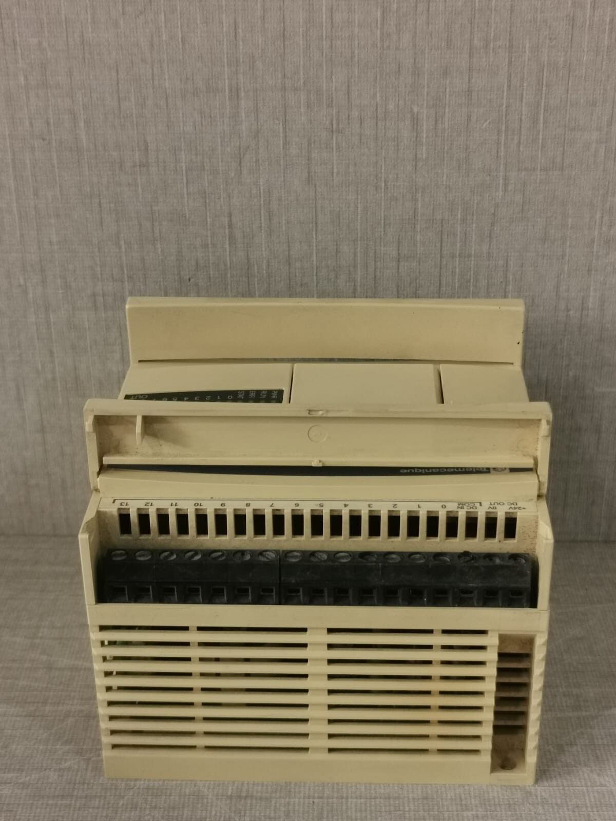 Telemecanique Twido TWDLCAA24DRF Telemecanique By Schneider TWDLCAA24DRF Compact Base PV:12 SV:4.10 RL:16 6