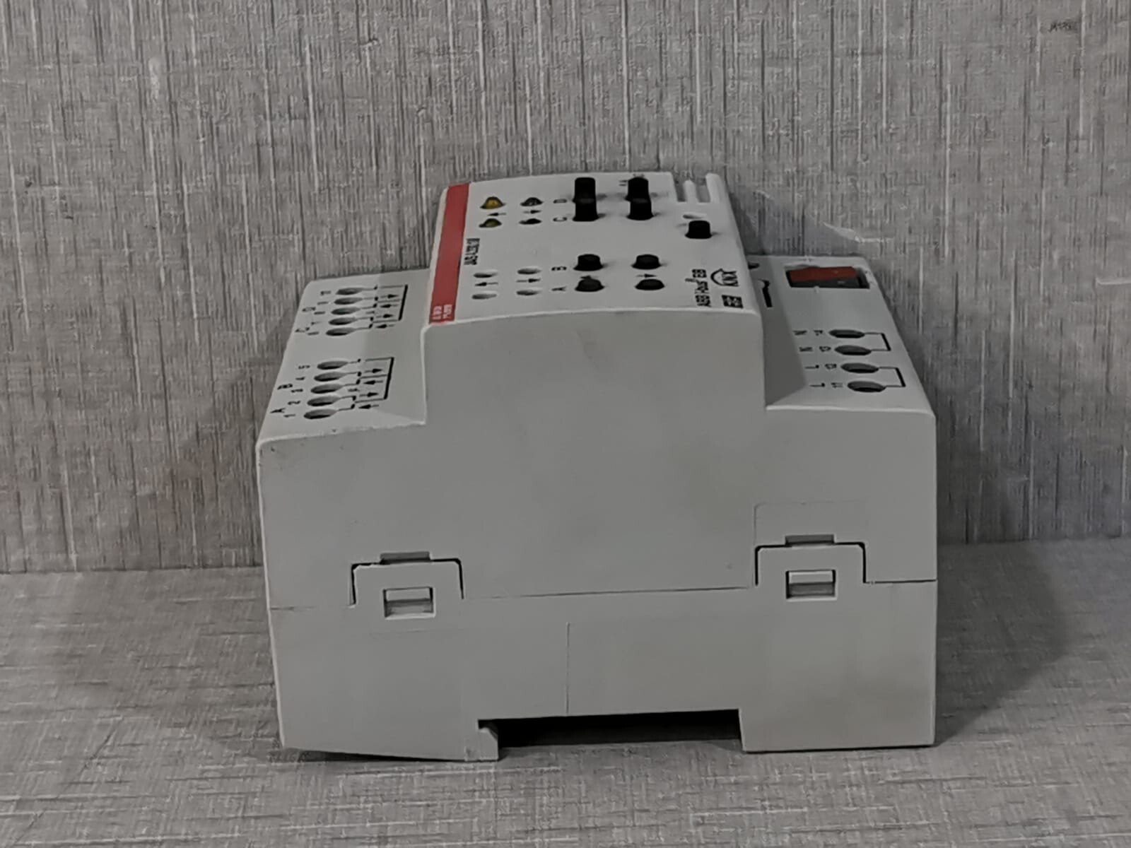 ABB GH Q631 0064 R0111 ABB JA/S 4.230.1M Shutter actuator GH Q631 0064 R0111 3