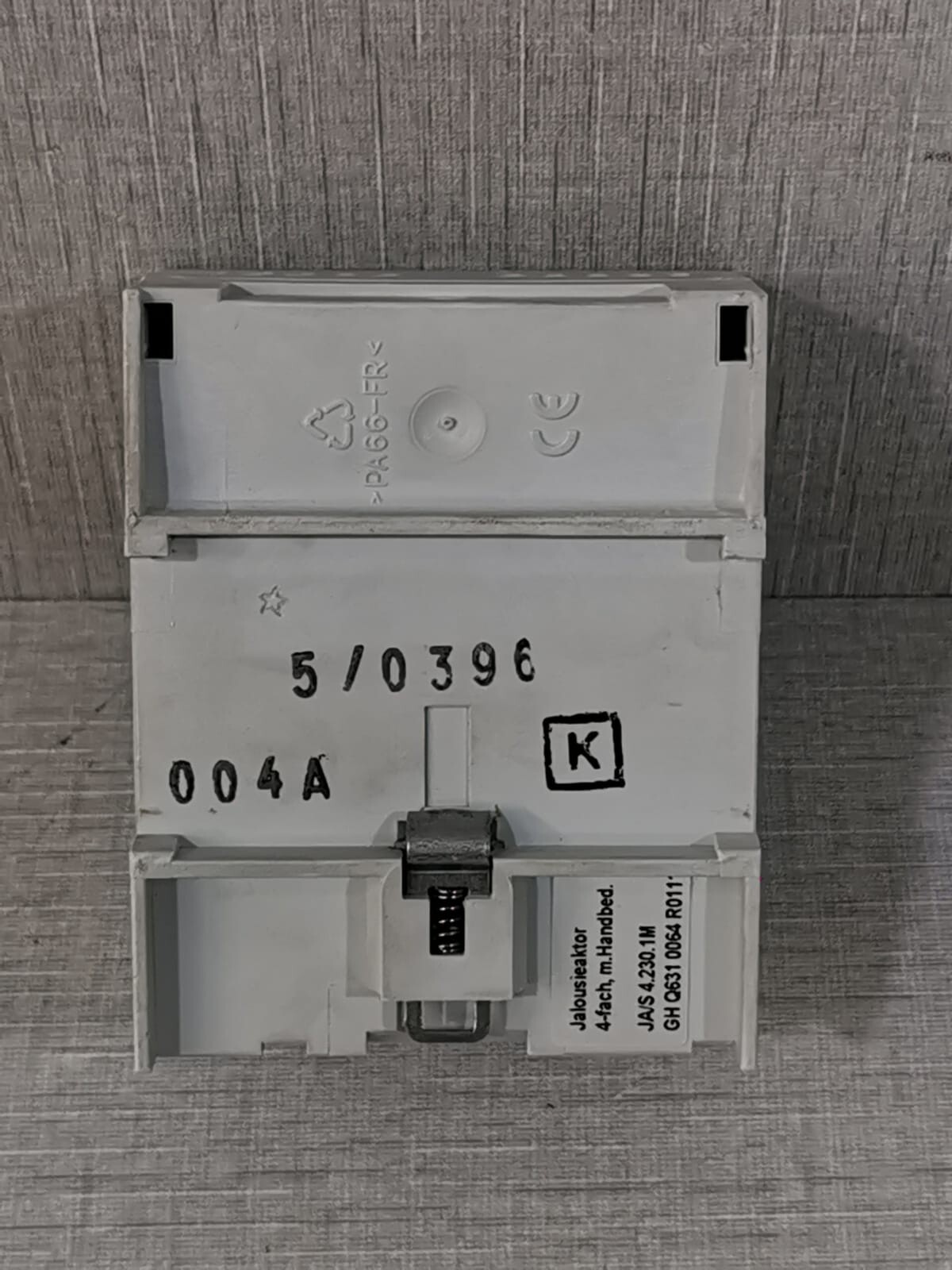 ABB GH Q631 0064 R0111 ABB JA/S 4.230.1M Shutter actuator GH Q631 0064 R0111 10