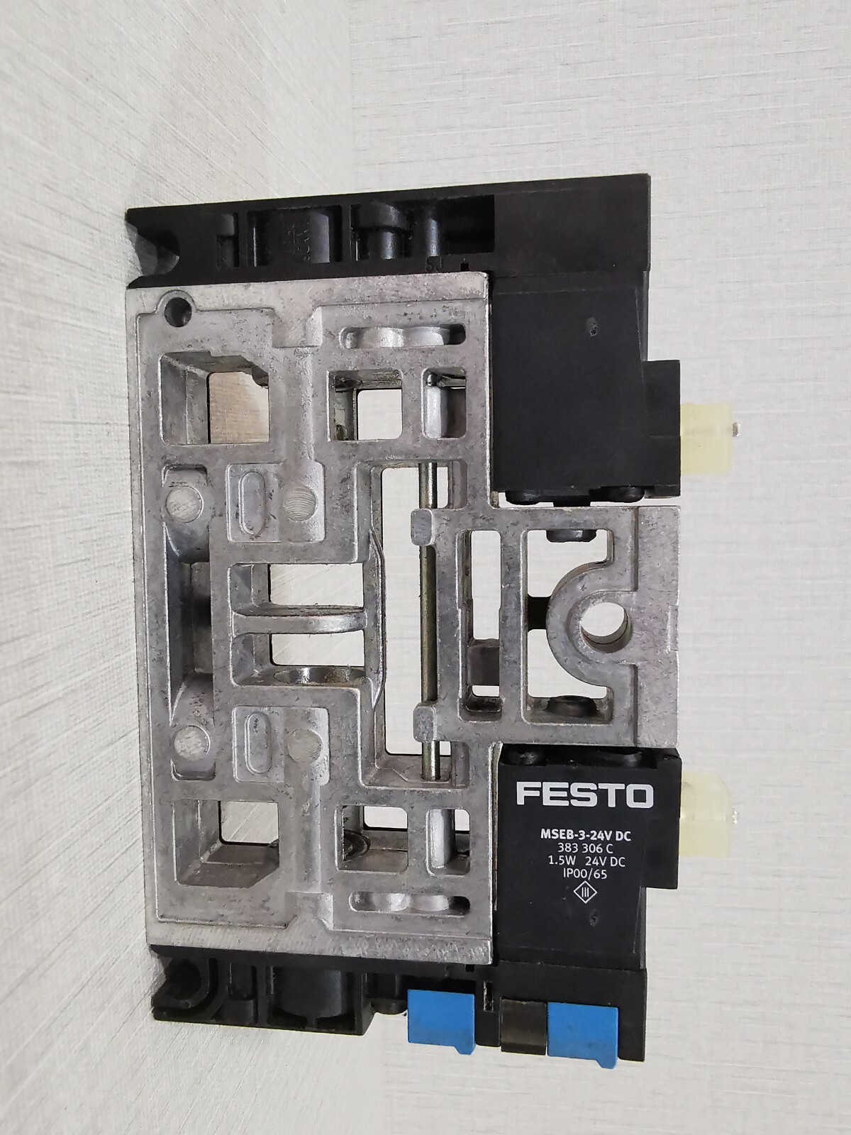 Festo 383306 C FESTO MSEB-3-24V DC Solenoid Valve 383306 C / B702 2