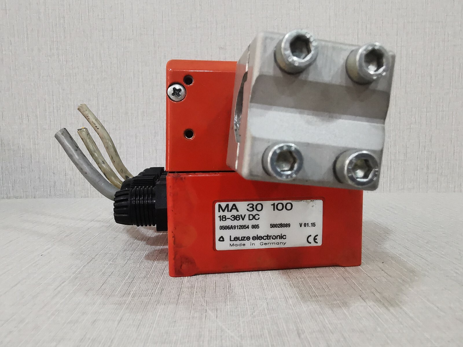 Leuze MA 30 100 Leuze MA 30 100 Modular Connector Unit 18-36V DC V 01.15 4