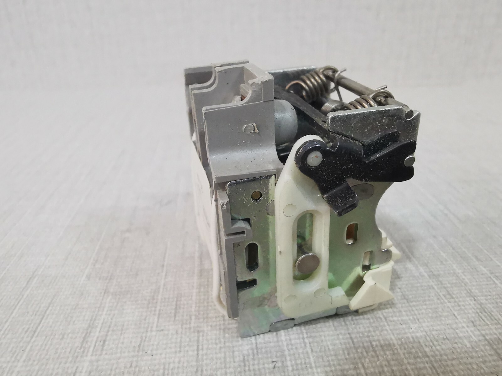 Schneider Electric LV429383 Schneider Electric LV429383 MX 60V DC SHUNT RELEASE 4
