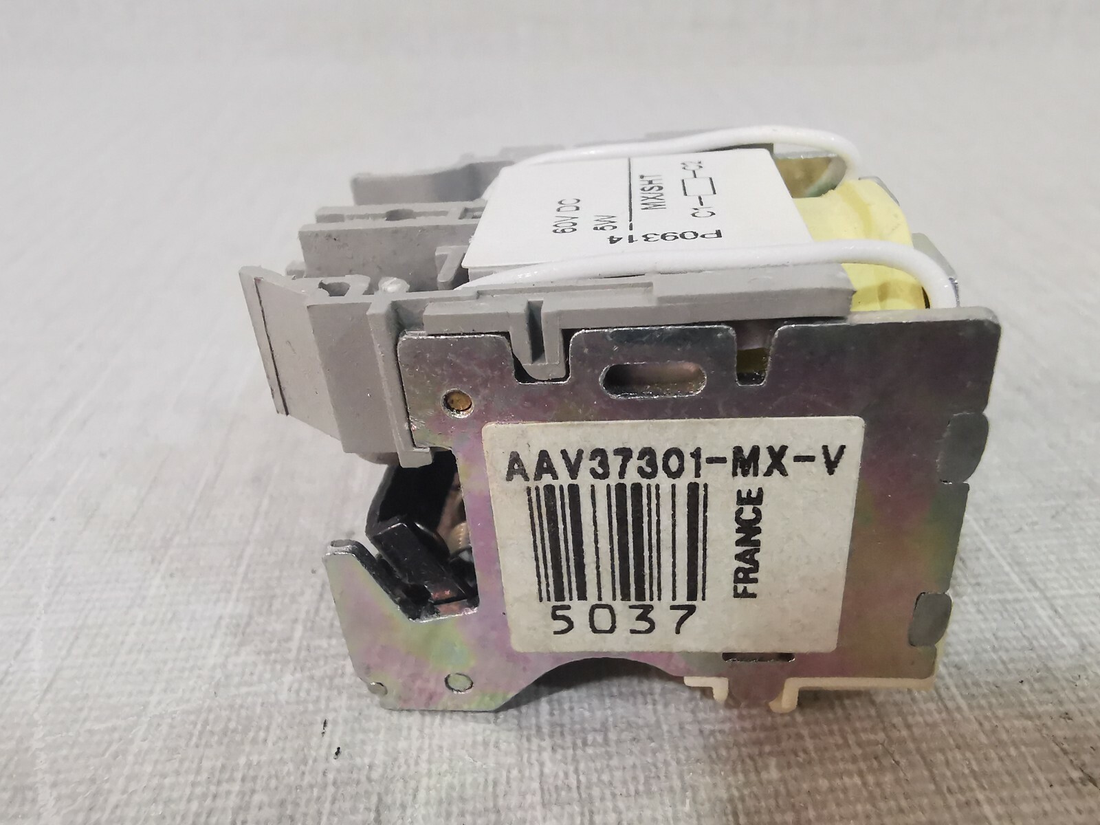 Schneider Electric LV429383 Schneider Electric LV429383 MX 60V DC SHUNT RELEASE 7