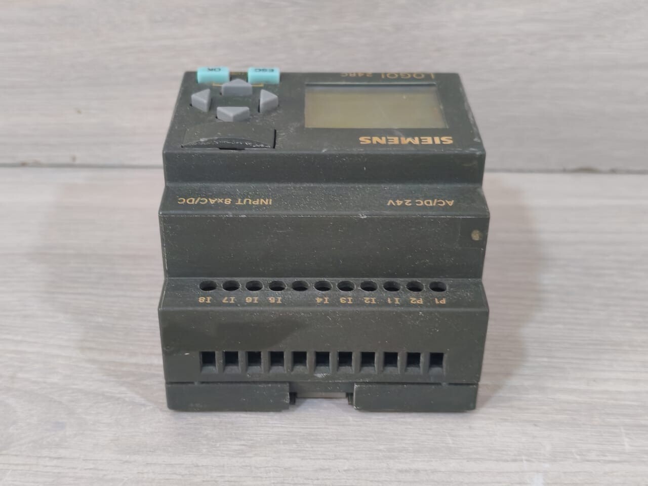 Siemens 6ED1 052-1HB00-0BA6 SIEMENS LOGO 24RC OUTPUT 4x RELAY 6ED1 052-1HB00-0BA6 2