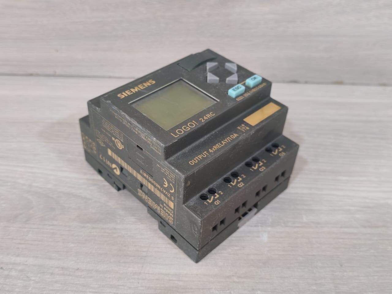 Siemens 6ED1 052-1HB00-0BA6 SIEMENS LOGO 24RC OUTPUT 4x RELAY 6ED1 052-1HB00-0BA6 4