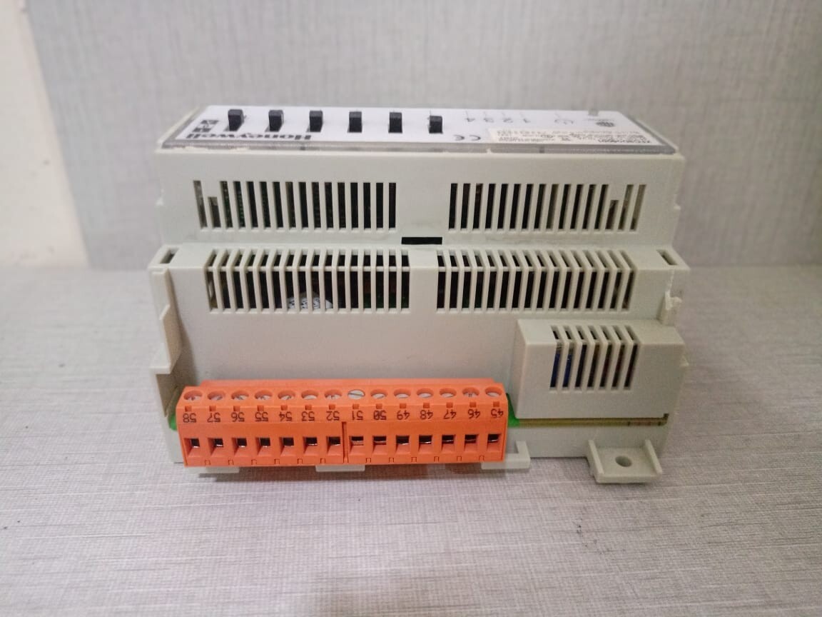 Honeywell XFC3D06001 Honeywell XFC3D06001 Smart PLC Module-Damaged Case 4