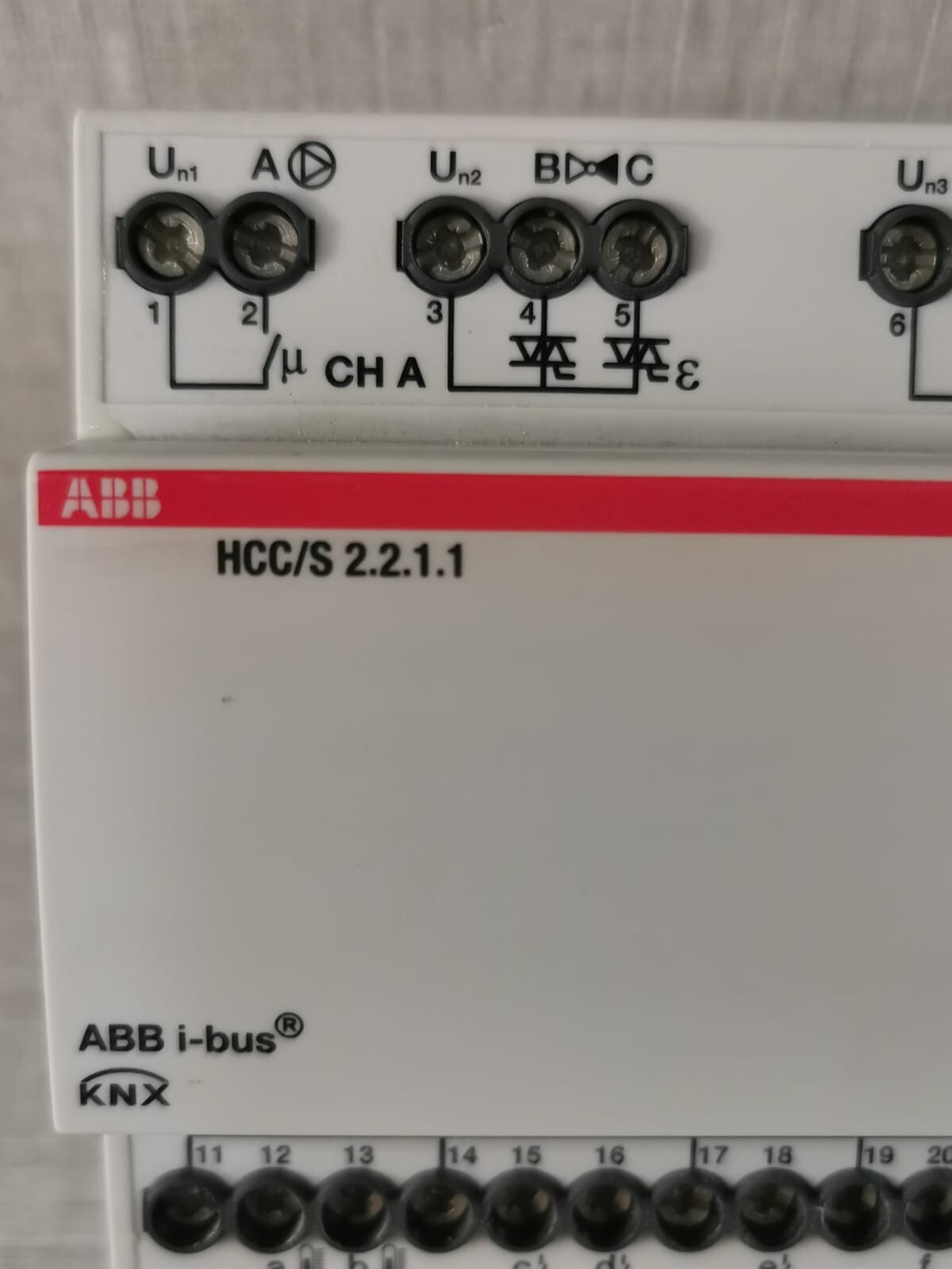 ABB HCC/S-2.2.1.1 ABB HCC/S 2.2.1.1 Heating/Cooling Circuit Controller 2CDG110220R0011 2
