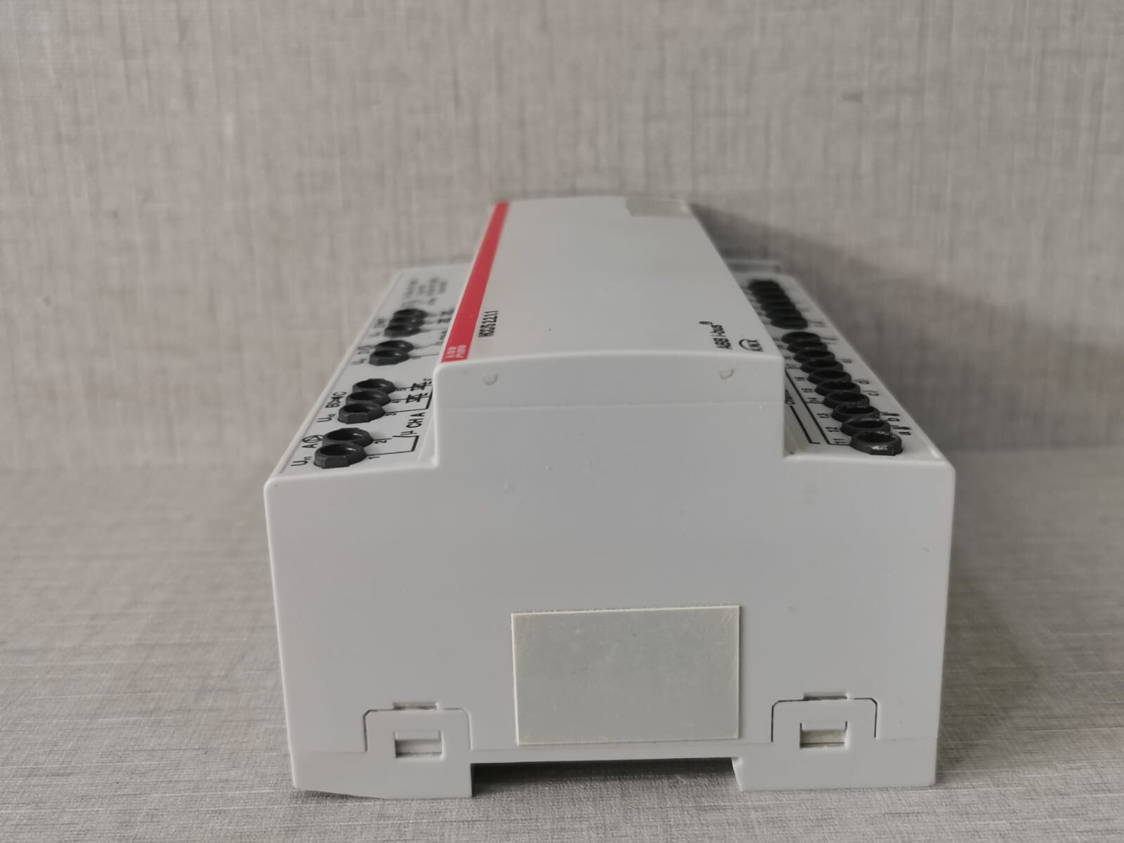 ABB HCC/S-2.2.1.1 ABB HCC/S 2.2.1.1 Heating/Cooling Circuit Controller 2CDG110220R0011 5
