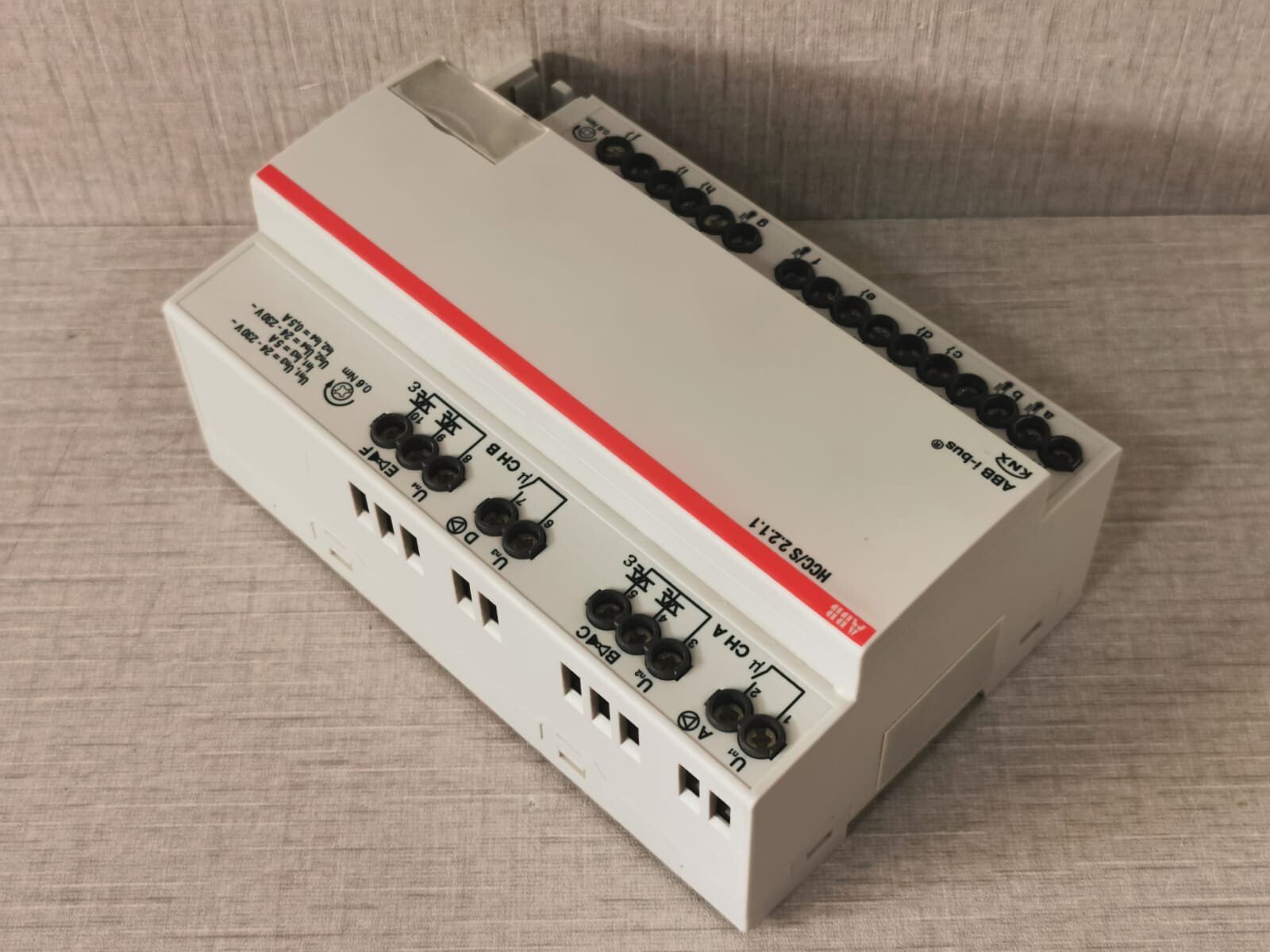 ABB HCC/S-2.2.1.1 ABB HCC/S 2.2.1.1 Heating/Cooling Circuit Controller 2CDG110220R0011 9