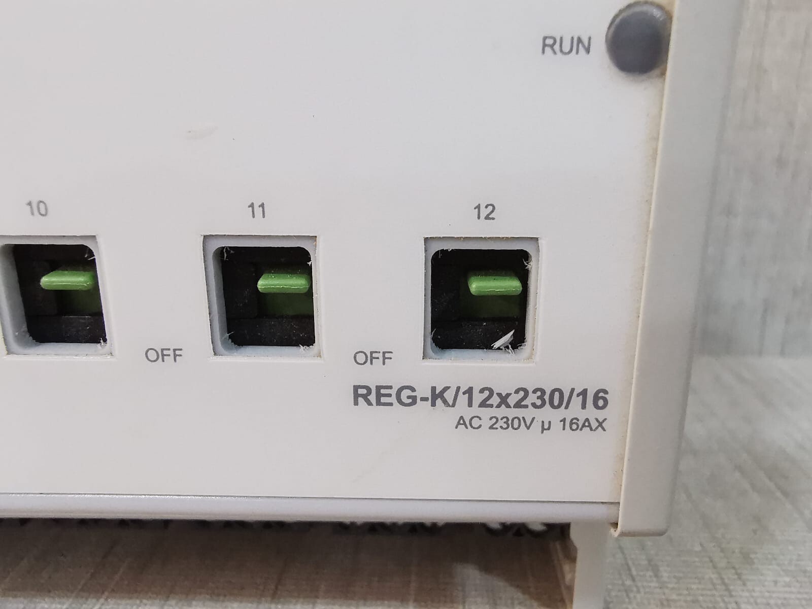 Schneider Electric MTN648493 SCHNEIDER ELECTRIC MTN648493 Switch Actuator REG-K/12X230/16 4