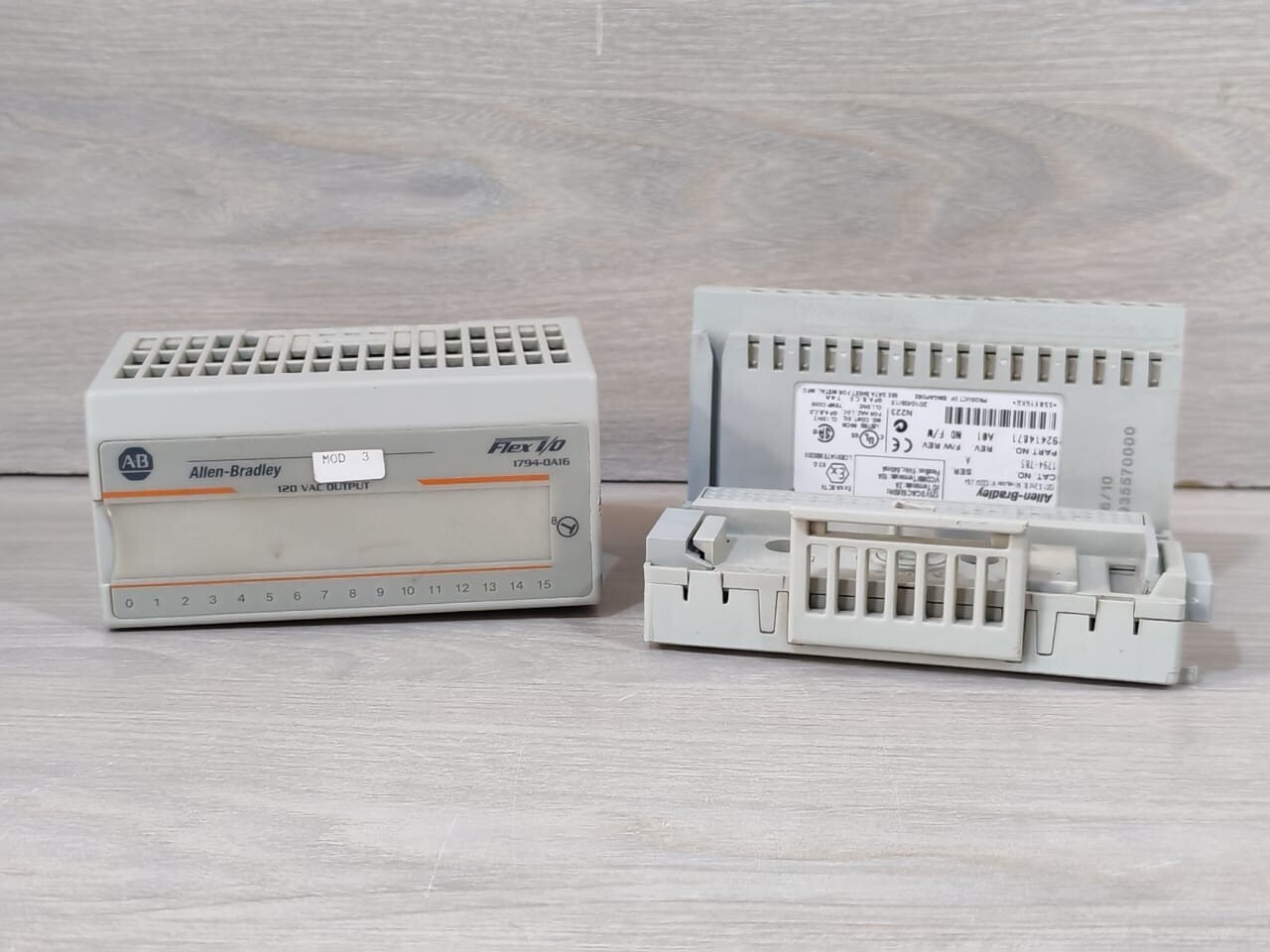 Allen-Bradley 1794-OA16 & 1794-TB3 SER.A ALLEN-BRADLEY 1794-OA16 & 1794-TB3 SER.A FLEX I/O 120 VAC OUTPUT MODULE 2