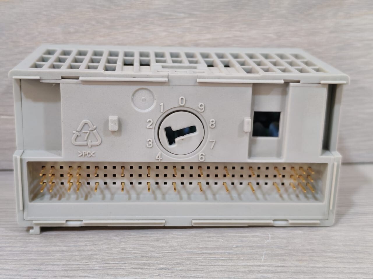 Allen-Bradley 1794-OA16 & 1794-TB3 SER.A ALLEN-BRADLEY 1794-OA16 & 1794-TB3 SER.A FLEX I/O 120 VAC OUTPUT MODULE 8