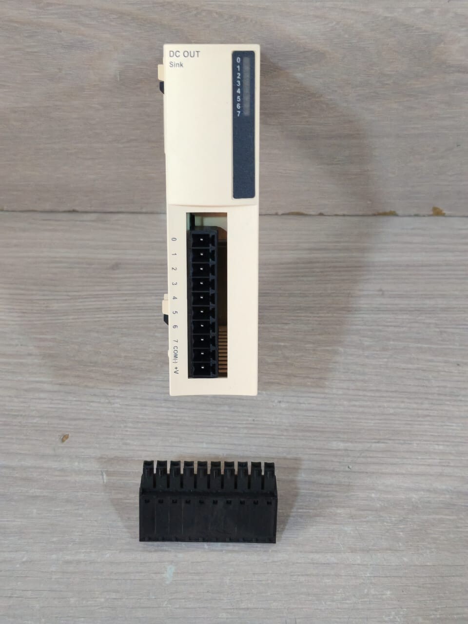 Schneider Electric TWDDDO8UT Schneider Electric TWIDO TWDDDO8UT EXPANSION MODULE 8 OUT TR SNK 2