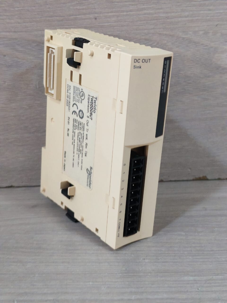 Schneider Electric TWDDDO8UT Schneider Electric TWIDO TWDDDO8UT EXPANSION MODULE 8 OUT TR SNK 4