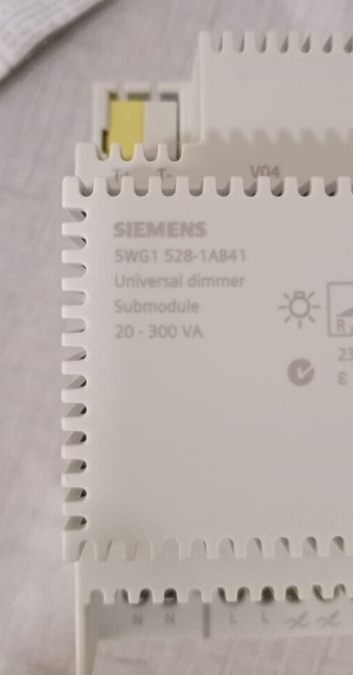 Siemens 5WG1 528-1AB41 Siemens 5WG1 528-1AB41 Universal Dimmer Sub Module 20-300VA 4