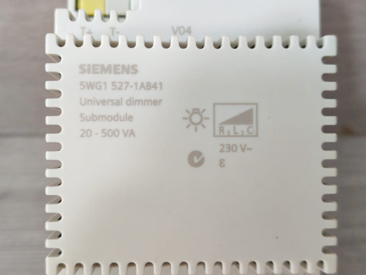 Siemens 5WG1 527-1AB41 Siemens 5WG1 527-1AB41 Universal Dimmer Sub Module 20-500 V 3