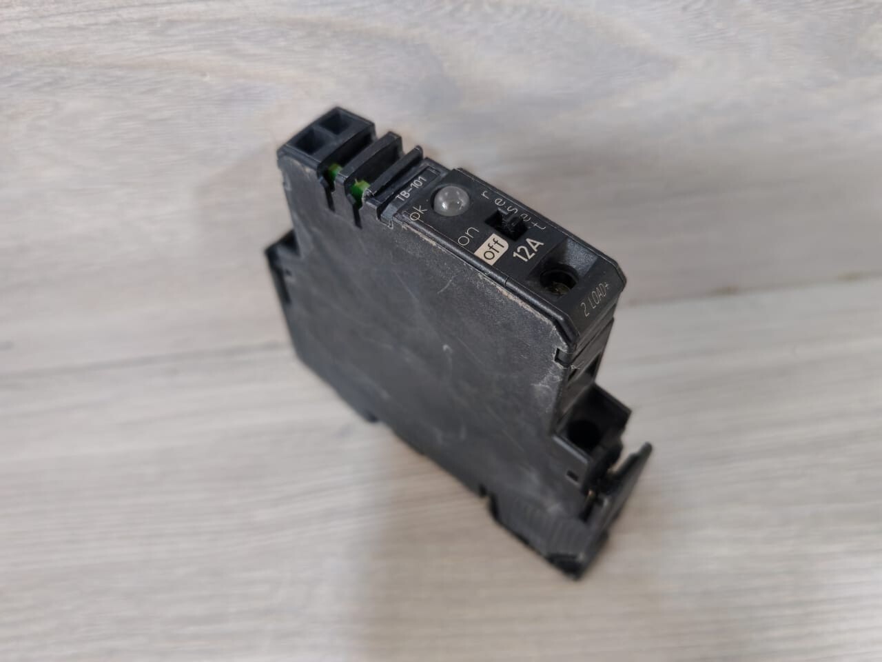 Phoenix Contact EC-E1 12A DC24V PHOENIX CONTACT EC-E1 12A DC24V Electronic Device Circuit Breaker 9